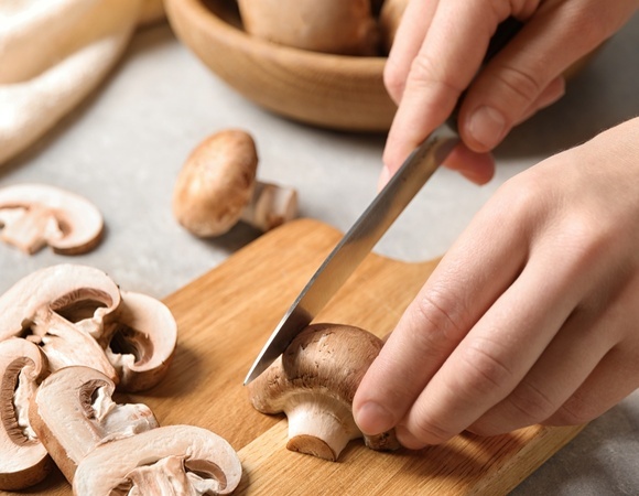 Потрите, а не нарезайте: шеф-повар Джейми Оливер поделился гениальным способом добавить грибы в соус