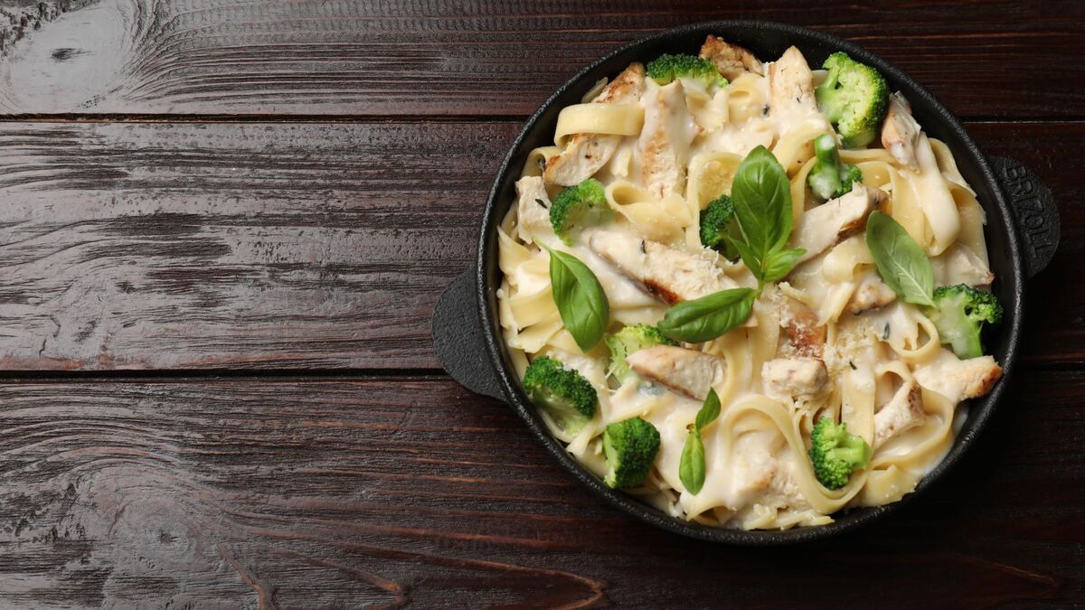 Закинула макароны с курицей и сыром в духовку и получила невероятную запеканку: домашние "смели" и попросили добавки!