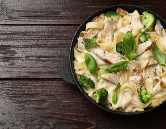 Закинула макароны с курицей и сыром в духовку и получила невероятную запеканку: домашние "смели" и попросили добавки!