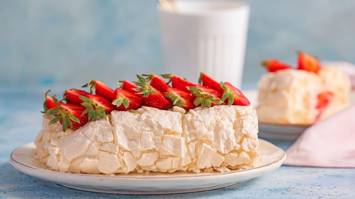 Думала, что меренговый рулет сделать дома слишком сложно, как же я ошибалась! Всего 6 шагов — навстречу воздушному десерту