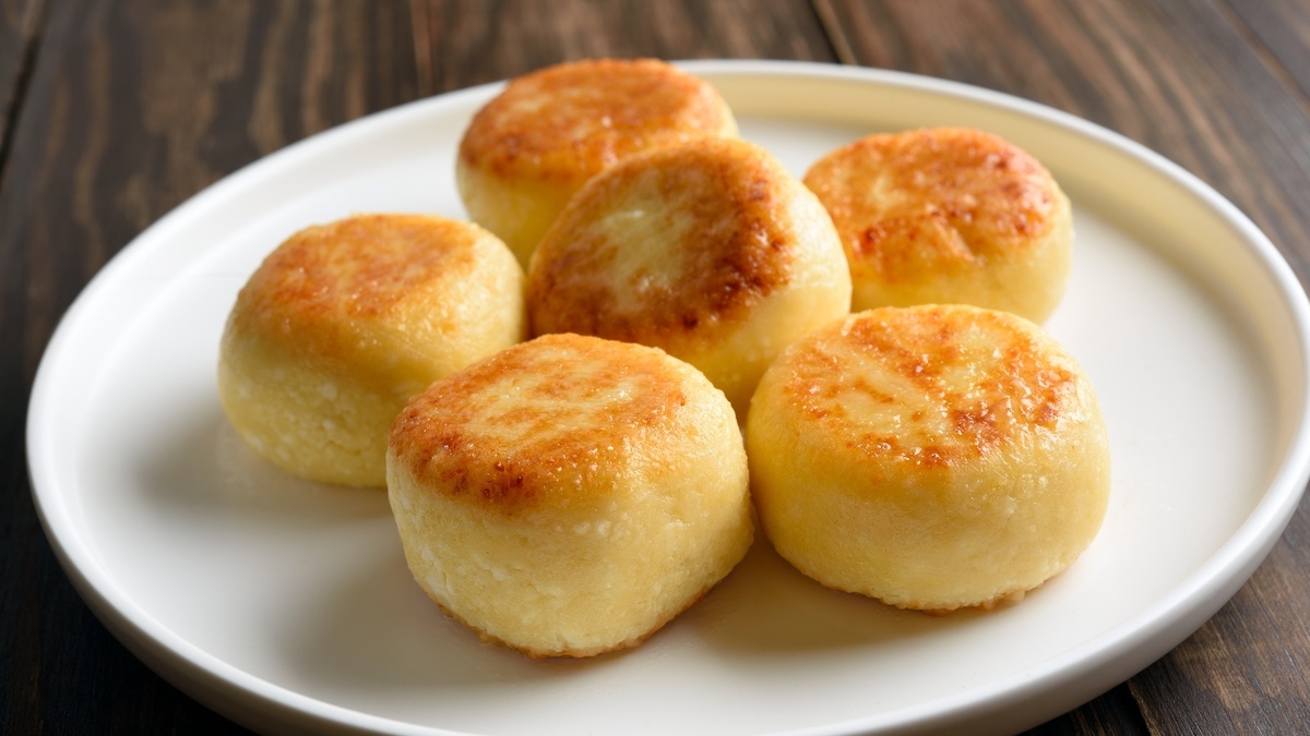 Размораживать или нет? Шеф-повар раскрыл секрет жарки сырников: "Я отношусь к ним как к стейку"