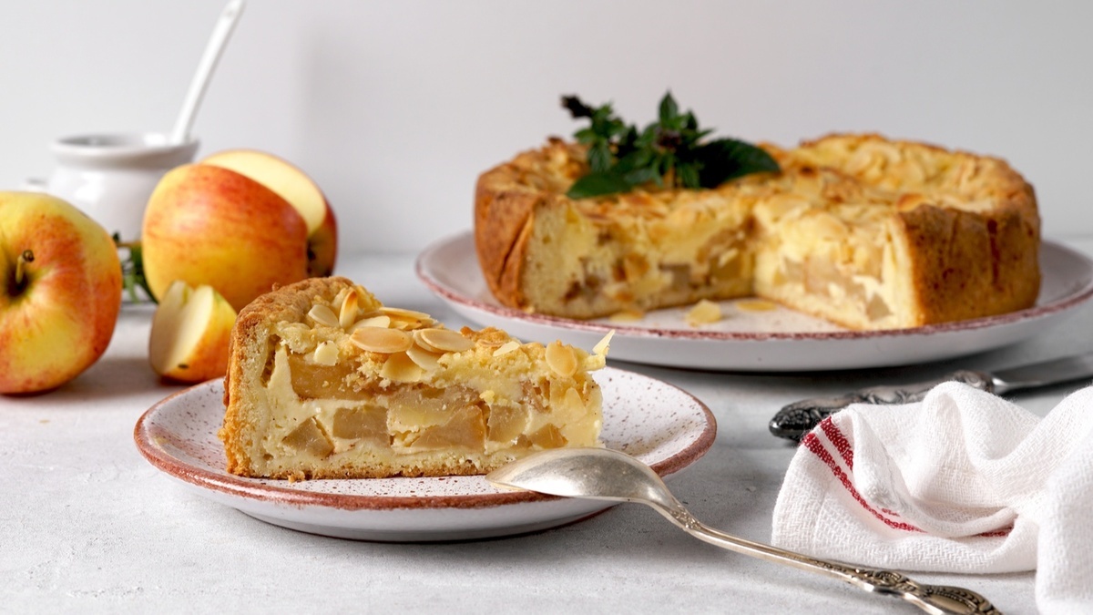 Запасаюсь кефиром и 2 яблоками — через 40 минут на столе воздушный пирог: это вам не просто шарлотка! 