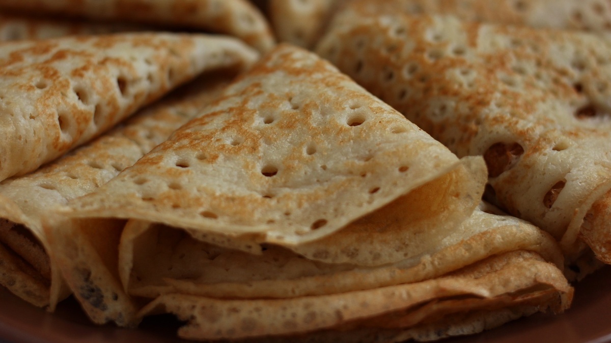 Наконец-то блины получаются в дырочку и тают во рту — дело не в соде, а в более "банальном" ингредиенте 