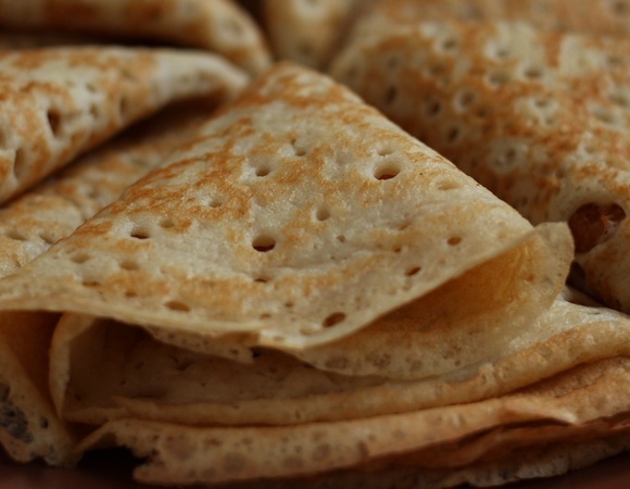 Наконец-то блины получаются в дырочку и тают во рту — дело не в соде, а в более "банальном" ингредиенте 