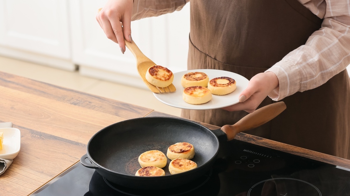 Сырники прилипают к сковороде: шеф-повар назвал главную ошибку, на которую не обращают внимания 