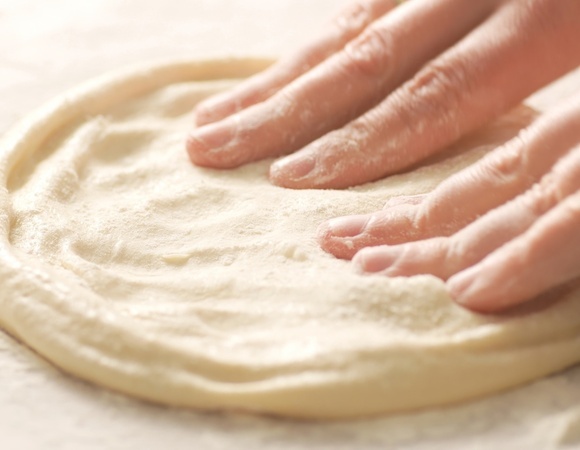 Почти итальянскую пиццу делаю дома на правильном тесте: 5 ингредиентов, ни капли молока или масла 