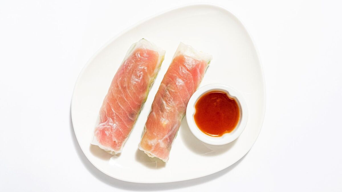 Гости ахнули, когда я внесла спринг-роллы: думали, что заказала, а на самом деле их готовят из 5 ингредиентов