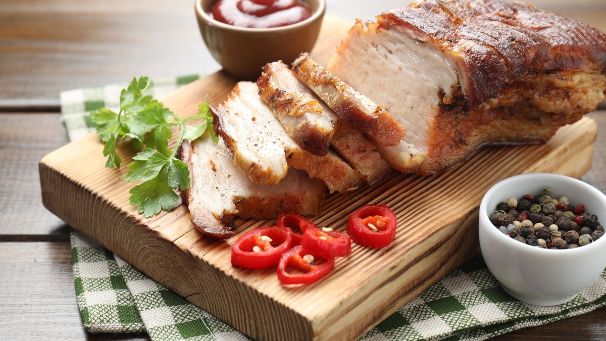 Натираю свинину горчицей и запекаю в фольге — в сторону колбасы в магазине больше не поворачиваюсь 