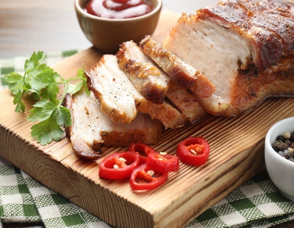 Натираю свинину горчицей и запекаю в фольге — в сторону колбасы в магазине больше не поворачиваюсь 