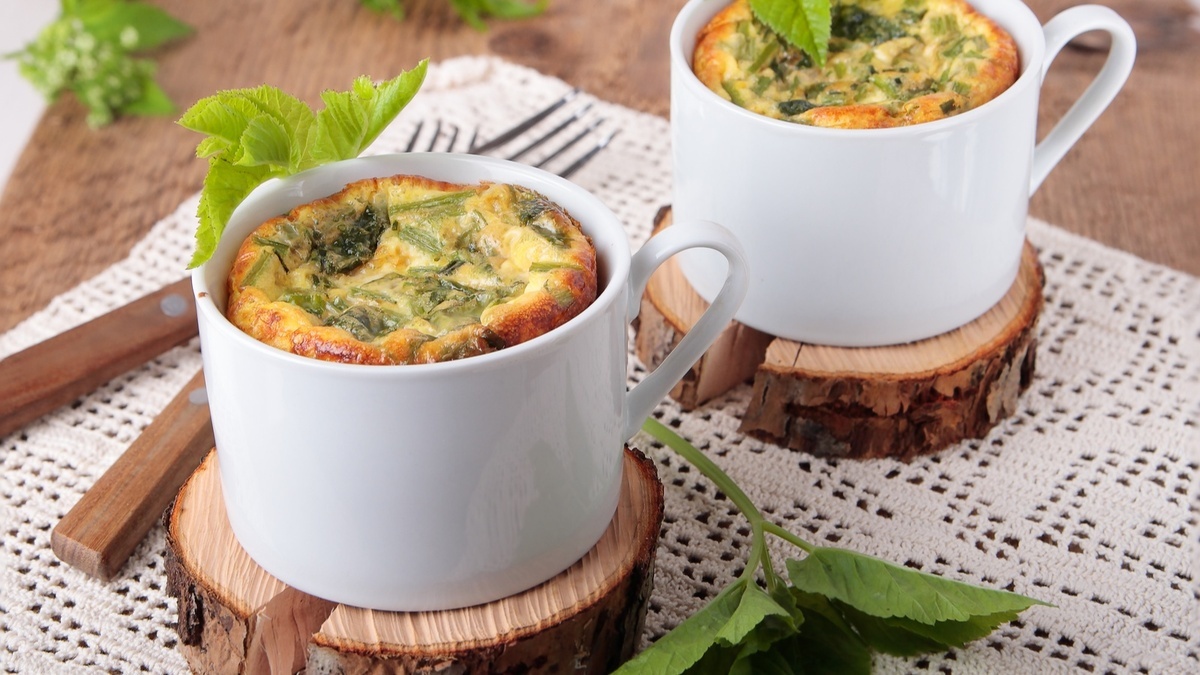 Разбиваю яйца в кружку — через 5 минут готов горячий омлет: даже вечно опаздывающие успеют позавтракать