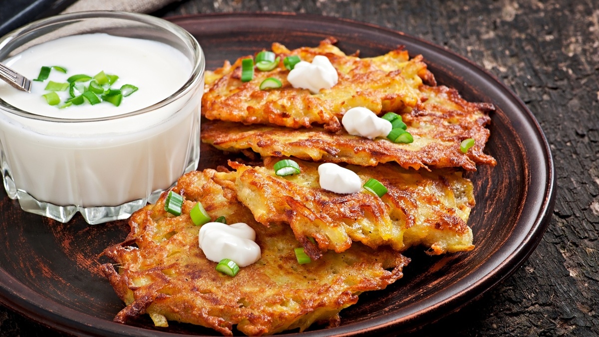 В драники картошку не добавляю: заменила ее луком и не жалею — сок течет по рукам рекой В драники картошку не добавляю: заменила ее луком и не жалею — сок течет по рукам рекой