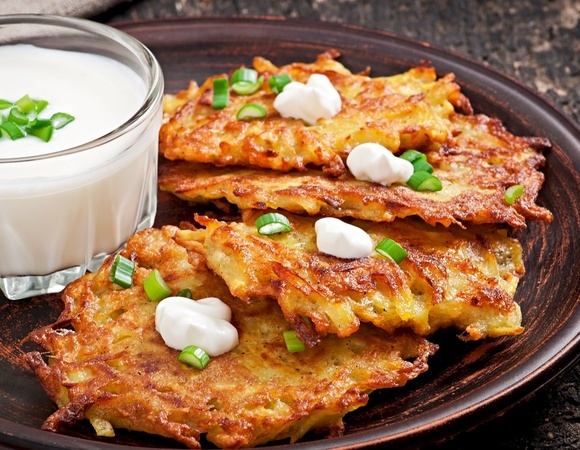 В драники картошку не добавляю: заменила ее луком и не жалею — сок течет по рукам рекой