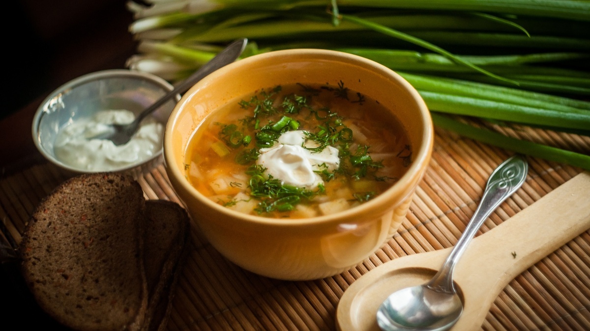 Добавили слишком рано — суп "потух": повар объяснил, когда бросать свежую зелень в горячее 