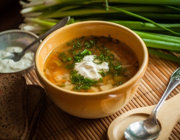 Добавили слишком рано — суп "потух": повар объяснил, когда бросать свежую зелень в горячее 