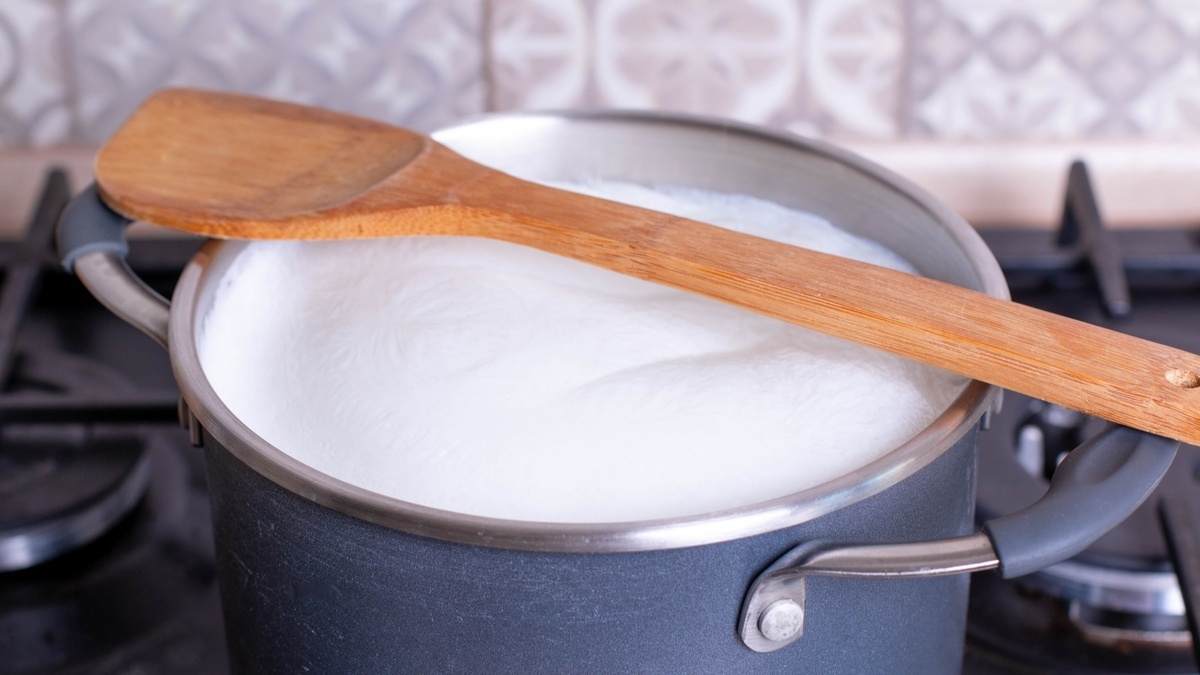 Почему молоко "убегает", а вода — нет: знание причины пригодится на кухне
