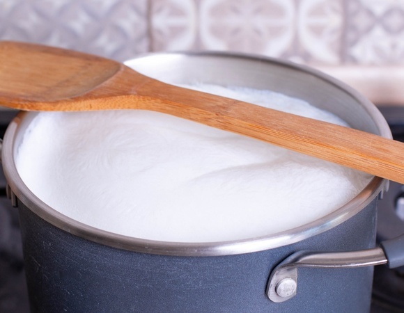 Почему молоко "убегает", а вода — нет: знание причины пригодится на кухне