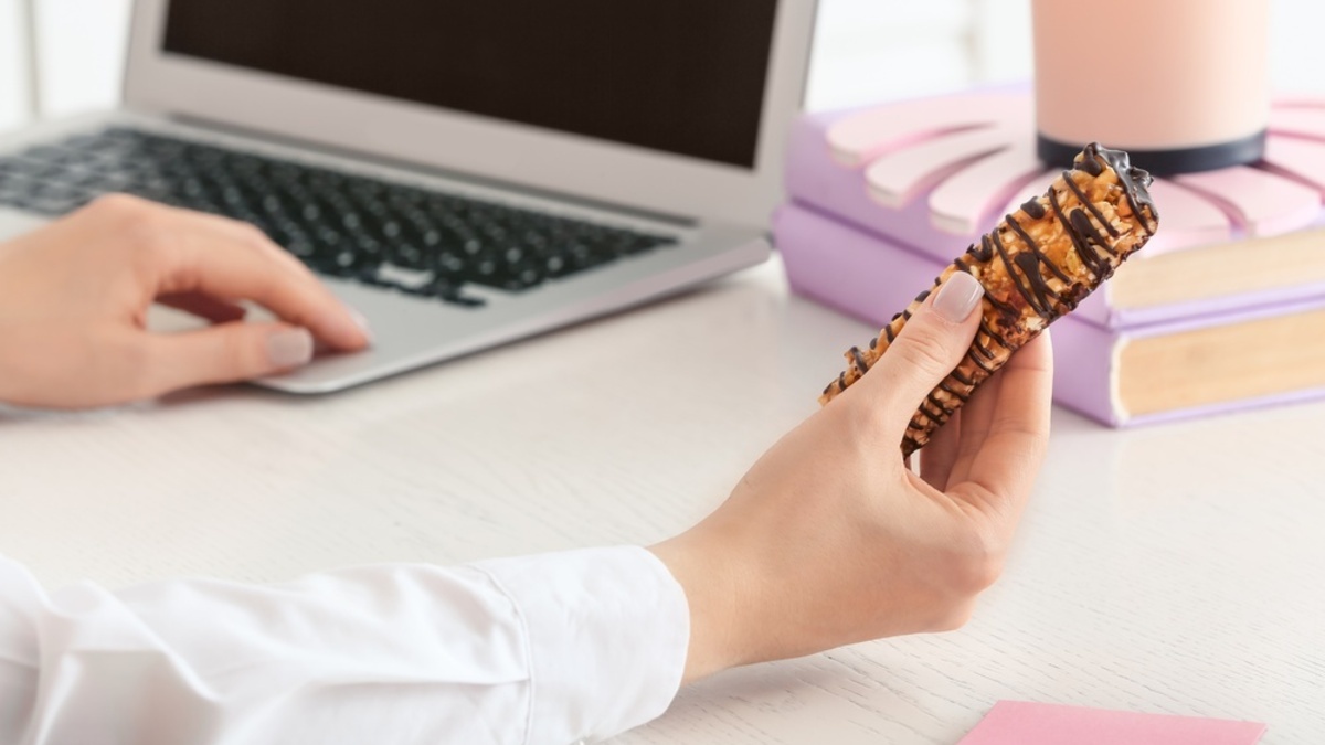 Не ешьте шоколад, не пейте кофе: психолог назвала другой продукт, который вернет концентрацию в моменте