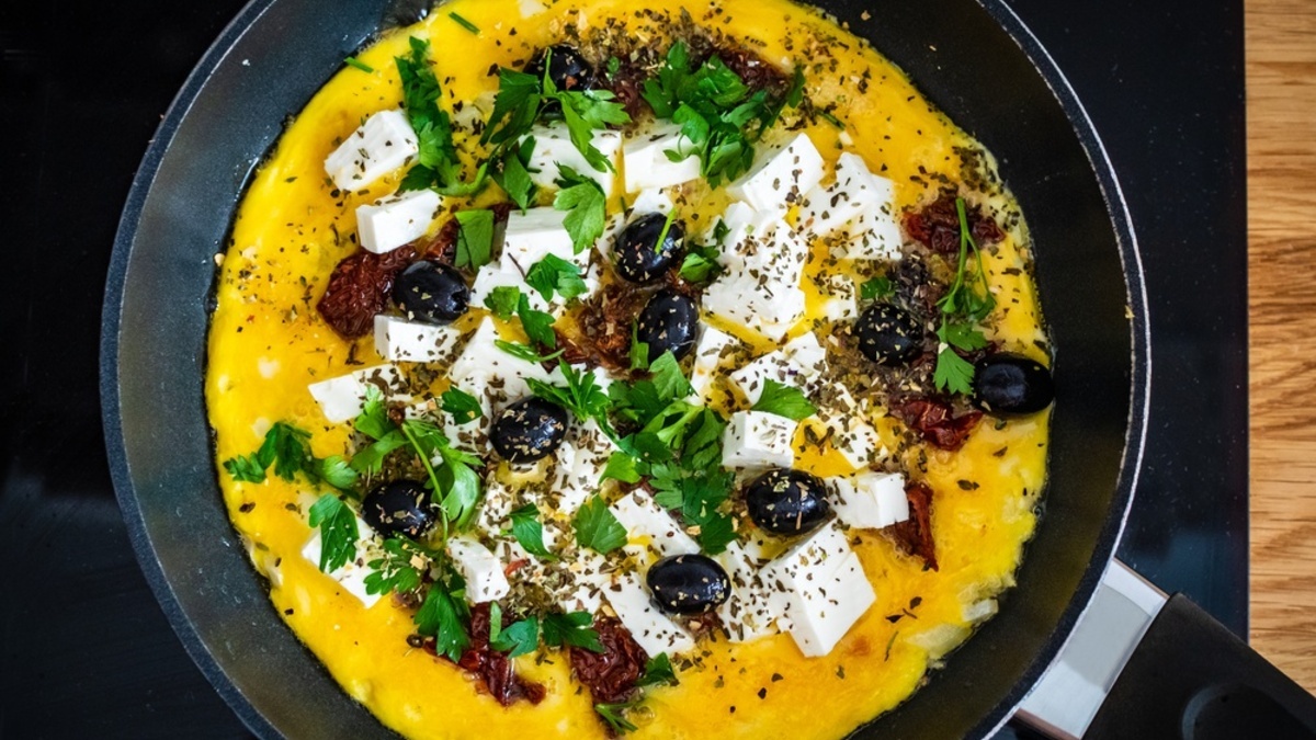 Добавляю в омлет фету и маслины — от завтрака как в греческой таверне никто не отказывается: вкуснятина же! 