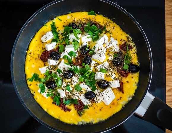 Добавляю в омлет фету и маслины — от завтрака как в греческой таверне никто не отказывается: вкуснятина же! 