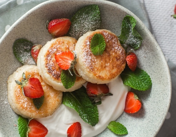 Попробовала сырники без яйца и муки: наконец-то получаются нежные и не расползаются!