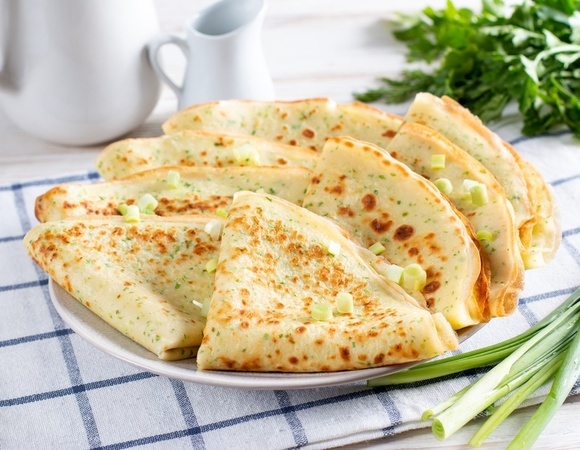 Перестала фаршировать блины — замешиваю начинку прямо в тесто: стопку не собрать, ведь все съедают с пылу с жару 