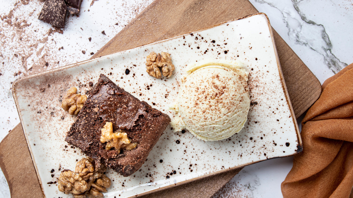 Побеждает хандру за 15 минут — рецепт горячего брауни-пудинга для зимних выходных