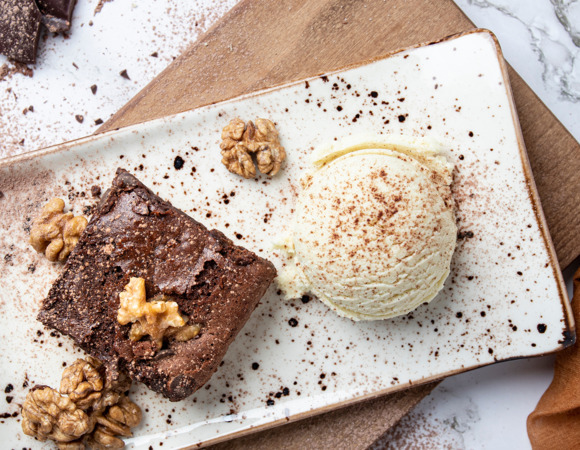 Побеждает хандру за 15 минут — рецепт горячего брауни-пудинга для зимних выходных