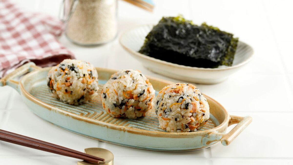 Взяла рис и крабовые палочки и превратила их в ресторанное блюдо: эти ленивые роллы покорили всех моих знакомых