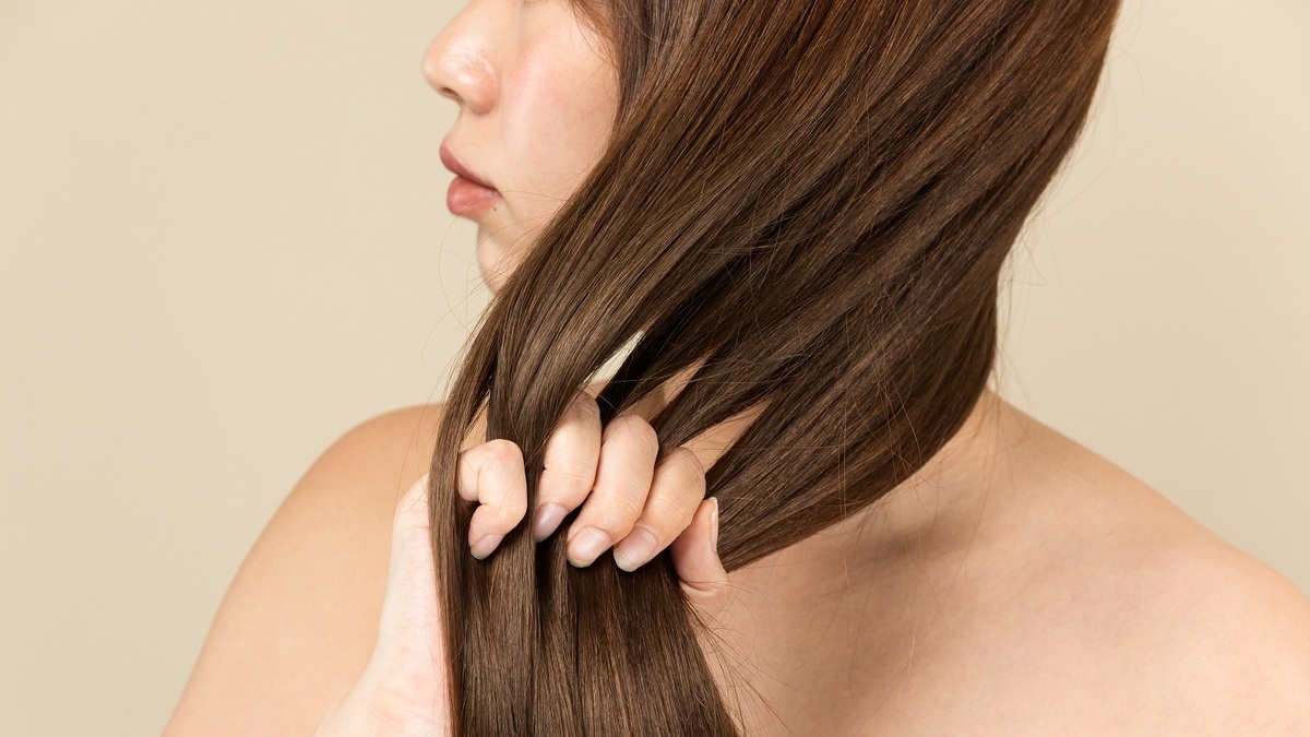 Дерматолог назвал частые причины выпадения волос 