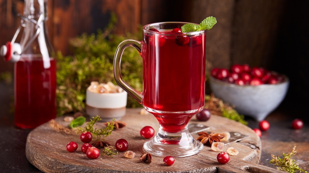 Нутрициолог сравнила пользу зимних ягодных напитков 
