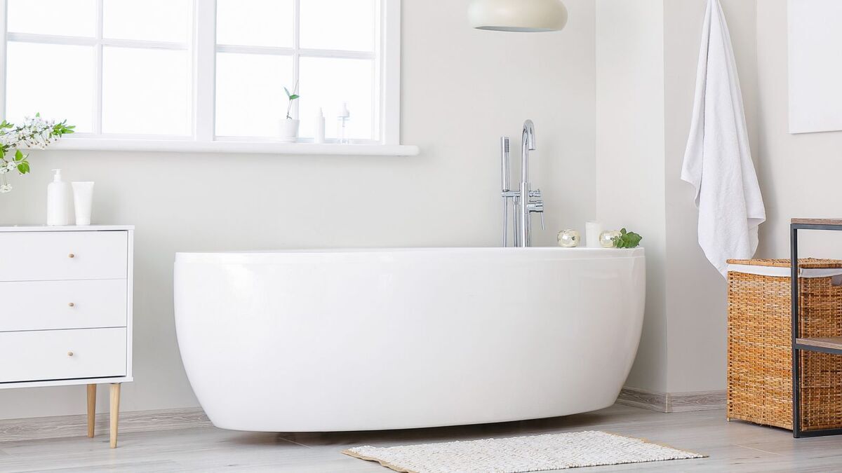 Взяла копеечные средства — и через 5 минут моя ванная сверкает: с этим лайфхаком никакой ремонт не нужен!