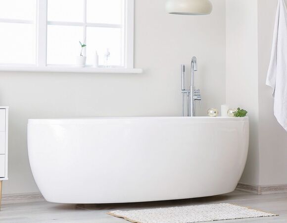 Взяла копеечные средства — и через 5 минут моя ванная сверкает: с этим лайфхаком никакой ремонт не нужен!