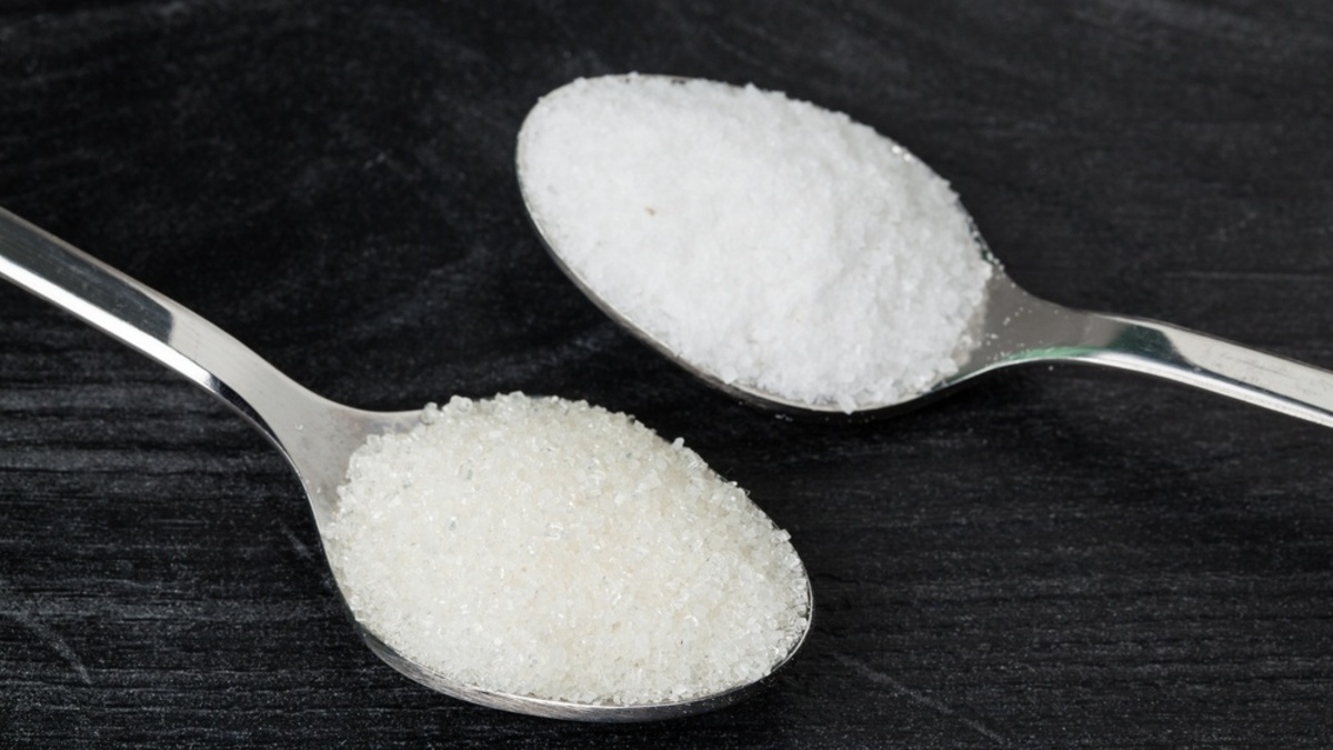 "Это белая смерть": доктор Мясников ответил, что опаснее для россиян — соль или сахар