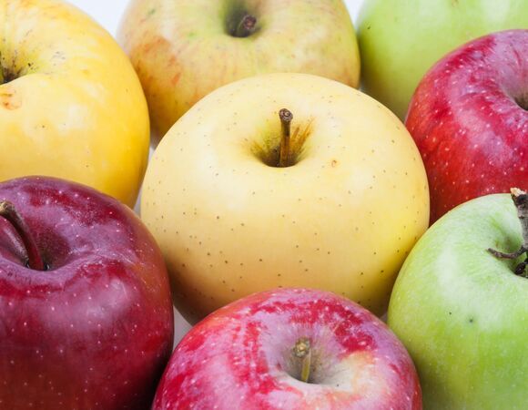 Зачем опускать в кипяток магазинные яблоки? Эксперт объяснила, почему просто помыть их с мылом неэффективно