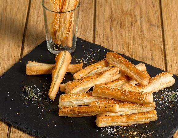 Смешала творог с мукой и сделала хрустящие палочки: друзья бросились на закуску, как будто раньше не ели