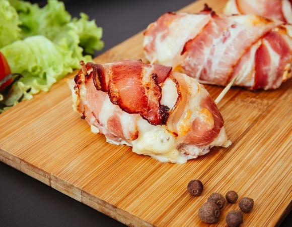 Заворачиваю куриные рулетики в бекон: гости не уходили, пока не поделилась с ними рецептом 