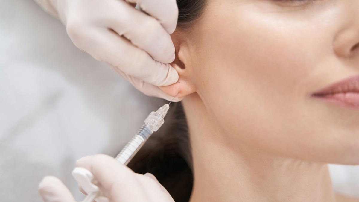 Один укольчик — и аппетита нет: врач объяснила, работает ли ботокс в "точку голода" на ушах 