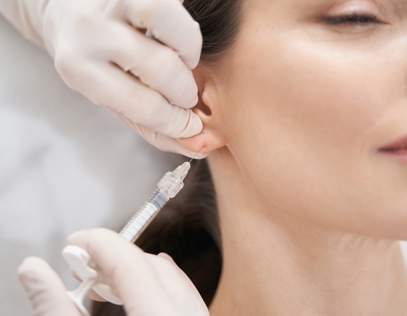 Один укольчик — и аппетита нет: врач объяснила, работает ли ботокс в "точку голода" на ушах 