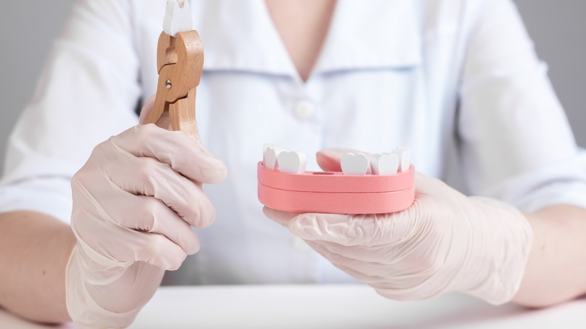 Мороженое можно, суп — не всегда: хирург объяснила, чем питаться после удаления зуба