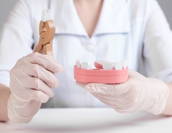 Мороженое можно, суп — не всегда: хирург объяснила, чем питаться после удаления зуба