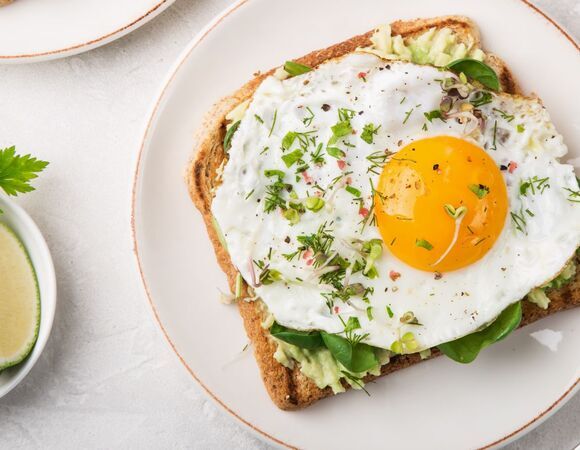 "Шотландский" завтрак Гордона Рамзи: безумный сэндвич с 3 видами белка 