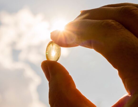 Получение витамина D только от солнца — большой риск: врач предупредила о неожиданной опасности