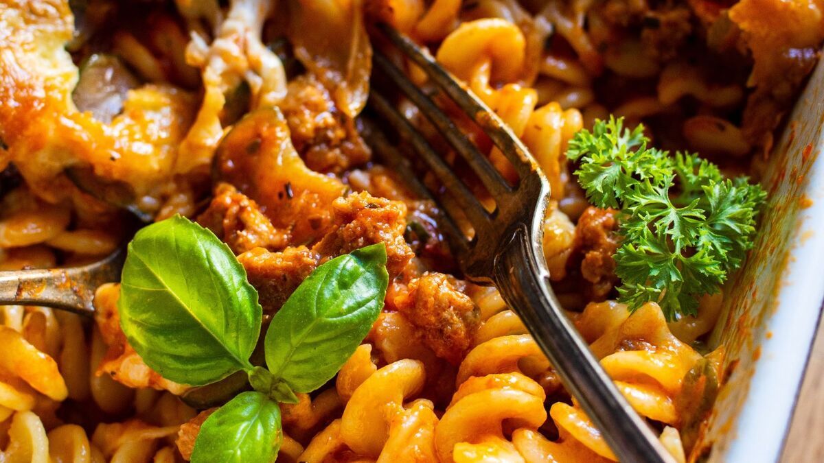 Не выкидываю вчерашние макароны: закинула фарш, засыпала сыром и получила восхитительный обед для всей семьи