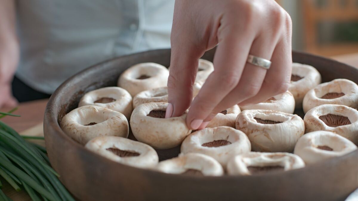 Гости просят добавки: беру шампиньоны, посыпаю сыром и запекаю в духовке — проще уже некуда