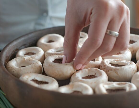 Гости просят добавки: беру шампиньоны, посыпаю сыром и запекаю в духовке — проще уже некуда