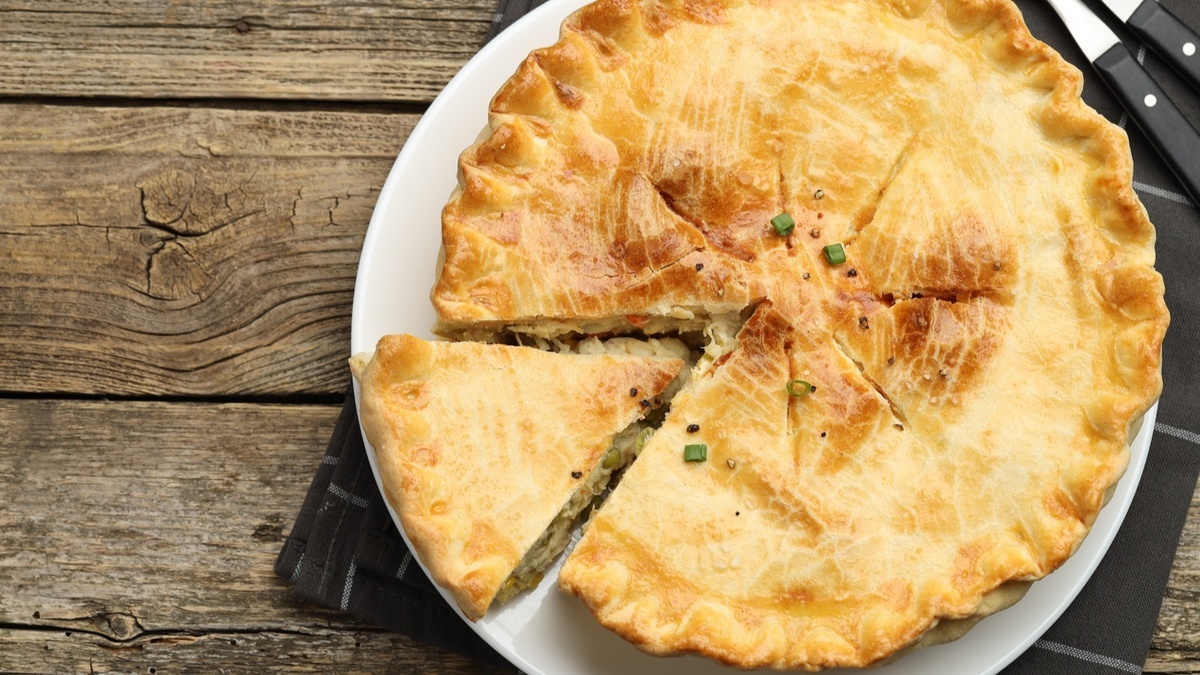 Из сметаны и муки получается суперское тесто: заворачиваю в него пирог-рассольник