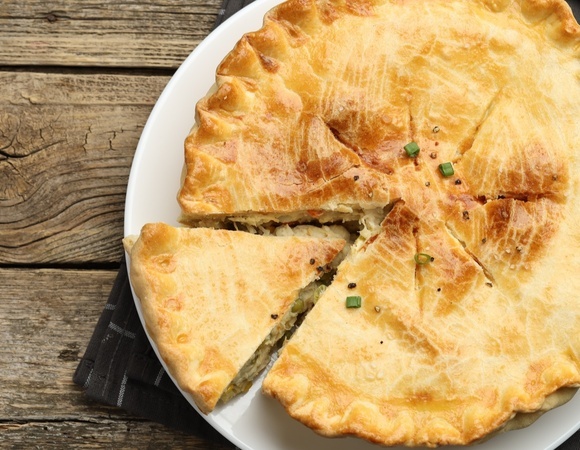 Из сметаны и муки получается суперское тесто: заворачиваю в него пирог-рассольник