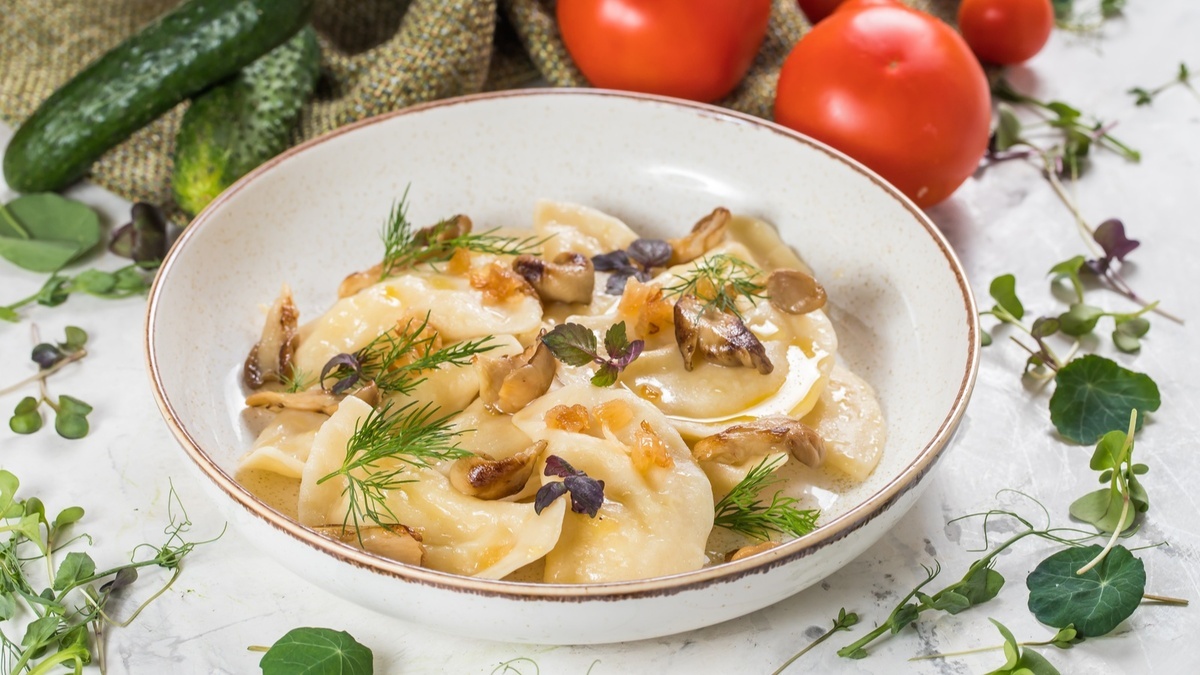 Грибной суп соединила с домашними варениками: за столом только и делали, что просили добавку   