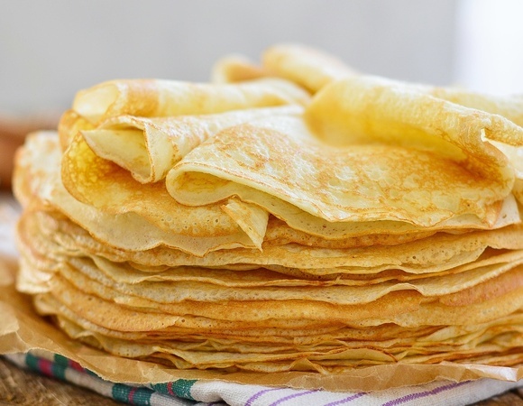 Не выливаю сыворотку: готовлю на ней тонкие блины — получается почти полупрозрачное кружево! 