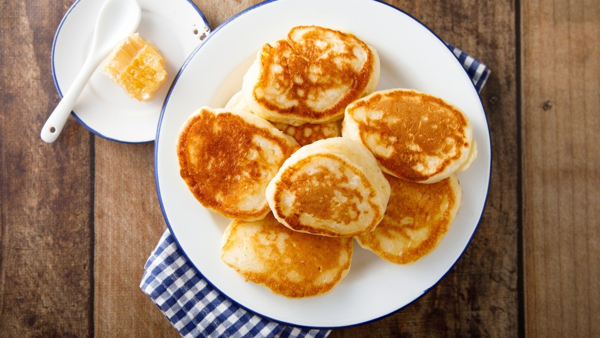 Пышные оладушки на кефире поднимаются, как облака — делюсь точными пропорциями